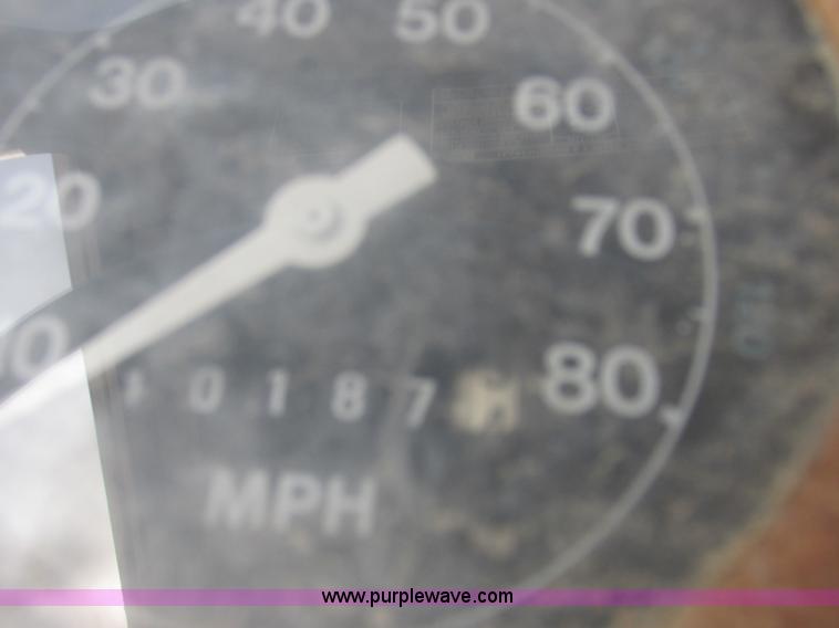 image for item E7181 1979 Ford 900 truck cab and chassis