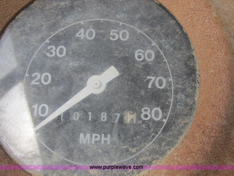 image for item E7181 1979 Ford 900 truck cab and chassis