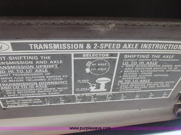 image for item E7181 1979 Ford 900 truck cab and chassis