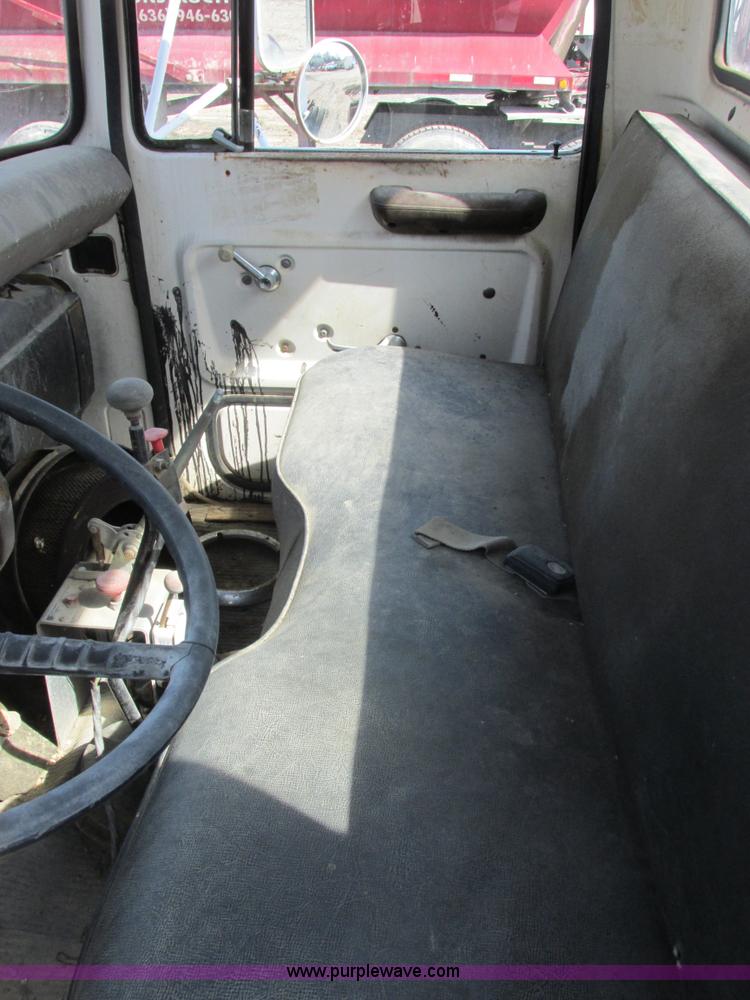 image for item E7181 1979 Ford 900 truck cab and chassis