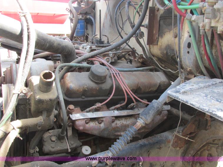 image for item E7181 1979 Ford 900 truck cab and chassis