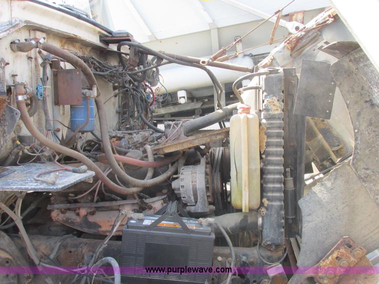 image for item E7181 1979 Ford 900 truck cab and chassis