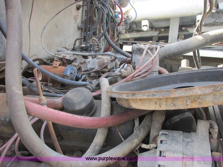 image for item E7181 1979 Ford 900 truck cab and chassis