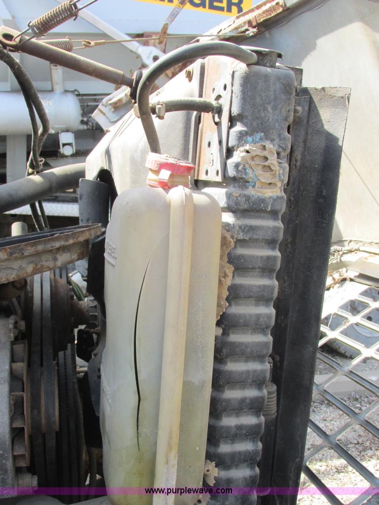 image for item E7181 1979 Ford 900 truck cab and chassis