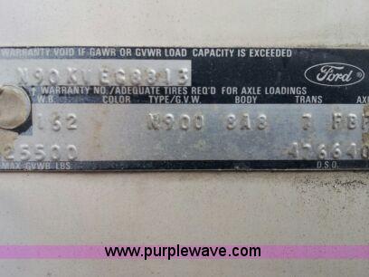 image for item E7181 1979 Ford 900 truck cab and chassis