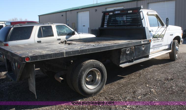 image for item F2547 1995 Ford F450 Super Duty flatbed pickup truck