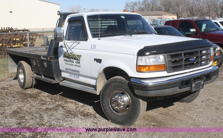 image for item F2547 1995 Ford F450 Super Duty flatbed pickup truck