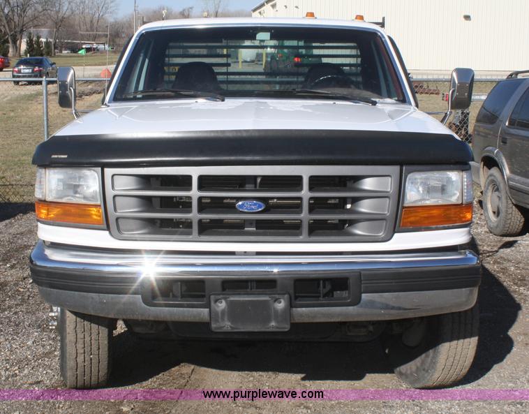 image for item F2547 1995 Ford F450 Super Duty flatbed pickup truck