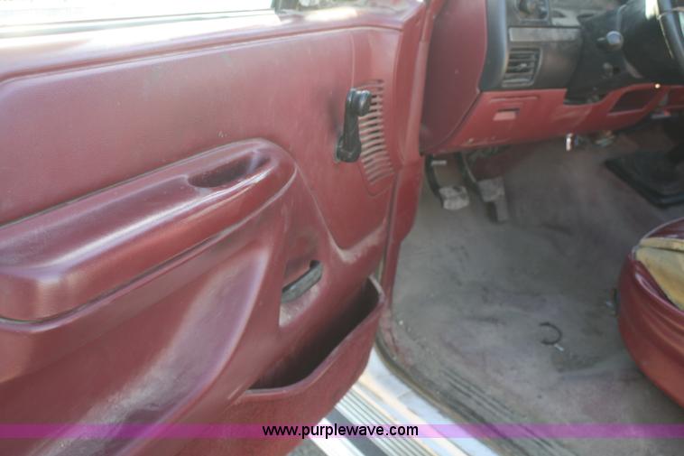 image for item F2547 1995 Ford F450 Super Duty flatbed pickup truck