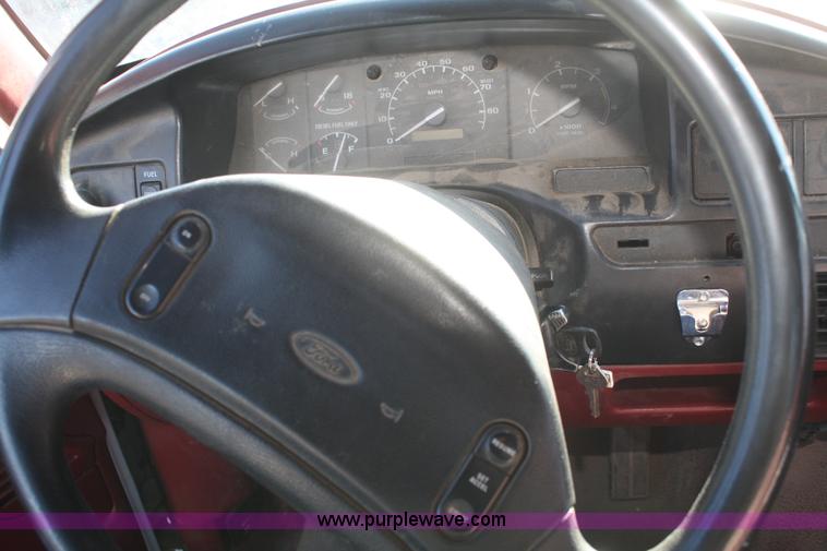 image for item F2547 1995 Ford F450 Super Duty flatbed pickup truck