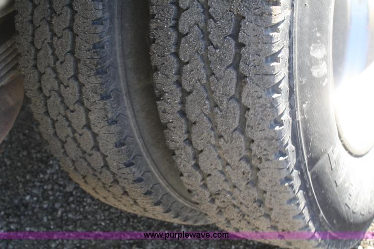 image for item F2547 1995 Ford F450 Super Duty flatbed pickup truck