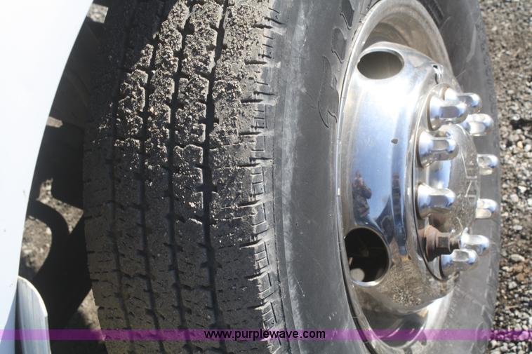 image for item F2547 1995 Ford F450 Super Duty flatbed pickup truck