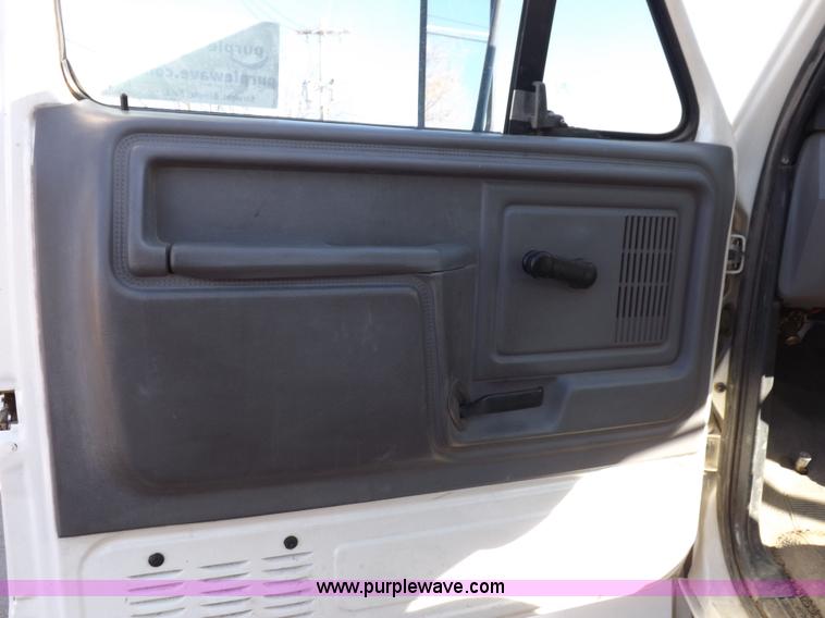 image for item F6491 1998 Ford F800 utility truck