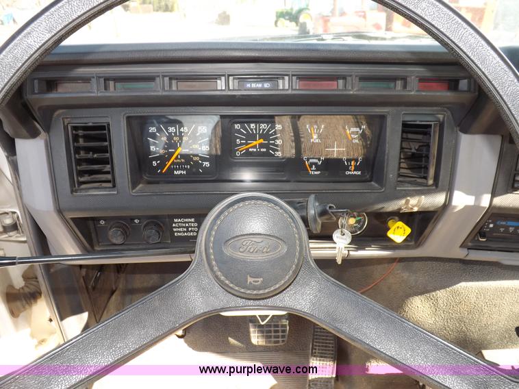 image for item F6491 1998 Ford F800 utility truck