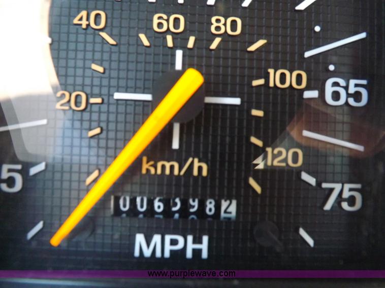 image for item F6491 1998 Ford F800 utility truck