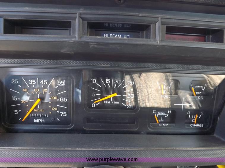 image for item F6491 1998 Ford F800 utility truck