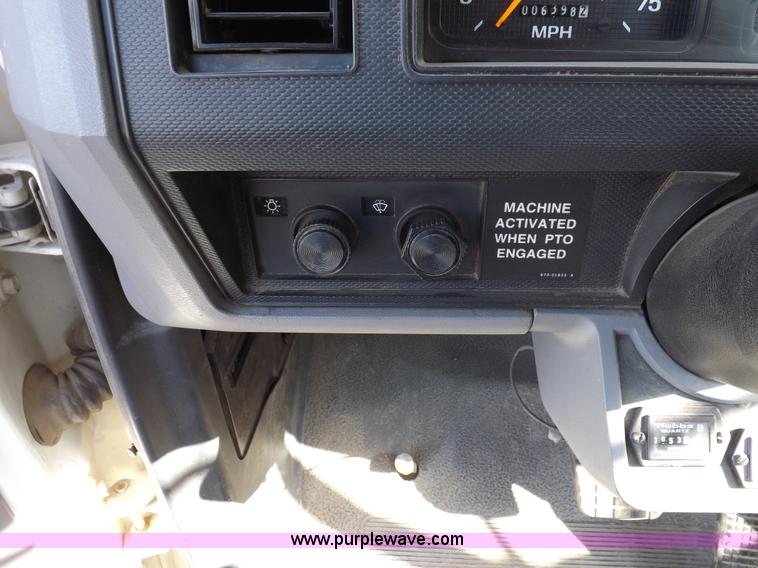 image for item F6491 1998 Ford F800 utility truck