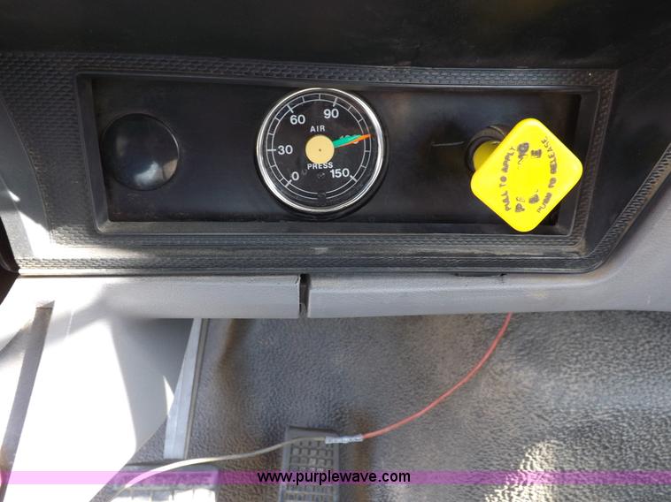 image for item F6491 1998 Ford F800 utility truck