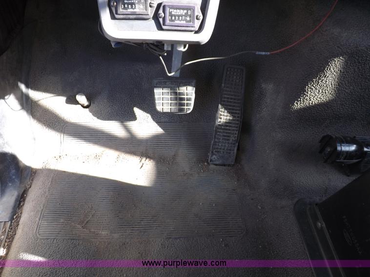 image for item F6491 1998 Ford F800 utility truck