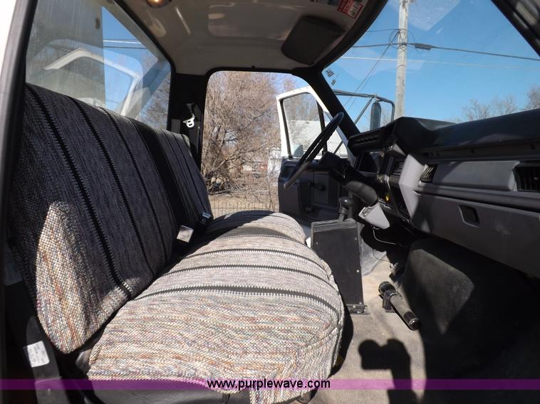 image for item F6491 1998 Ford F800 utility truck