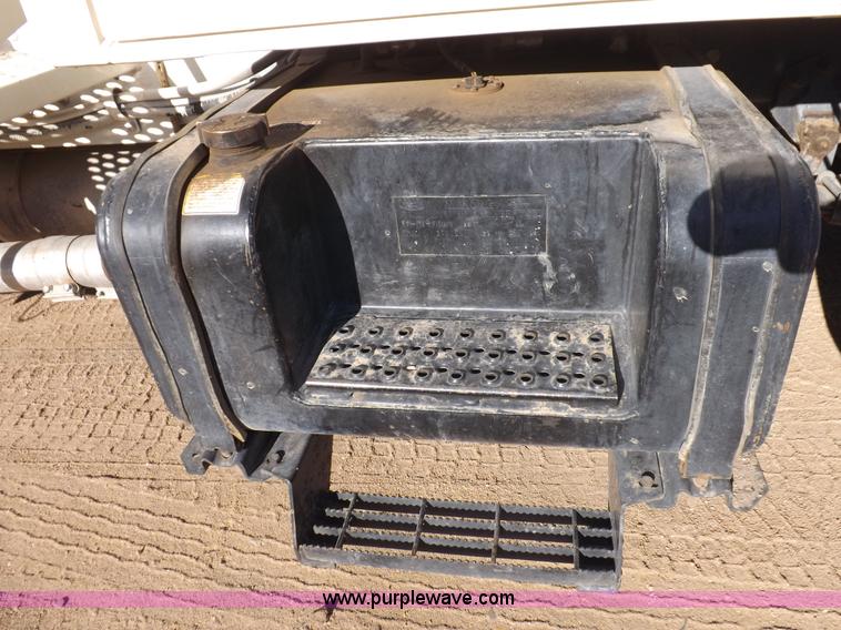 image for item F6491 1998 Ford F800 utility truck