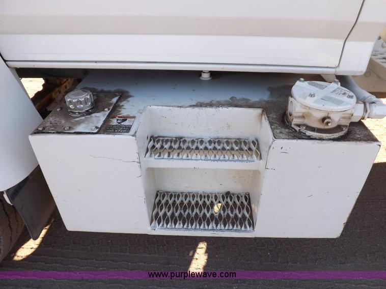 image for item F6491 1998 Ford F800 utility truck