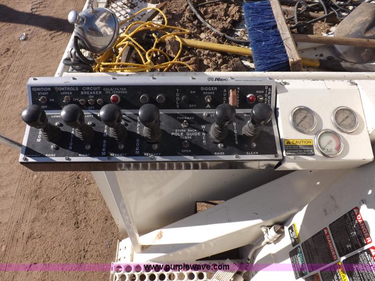 image for item F6491 1998 Ford F800 utility truck