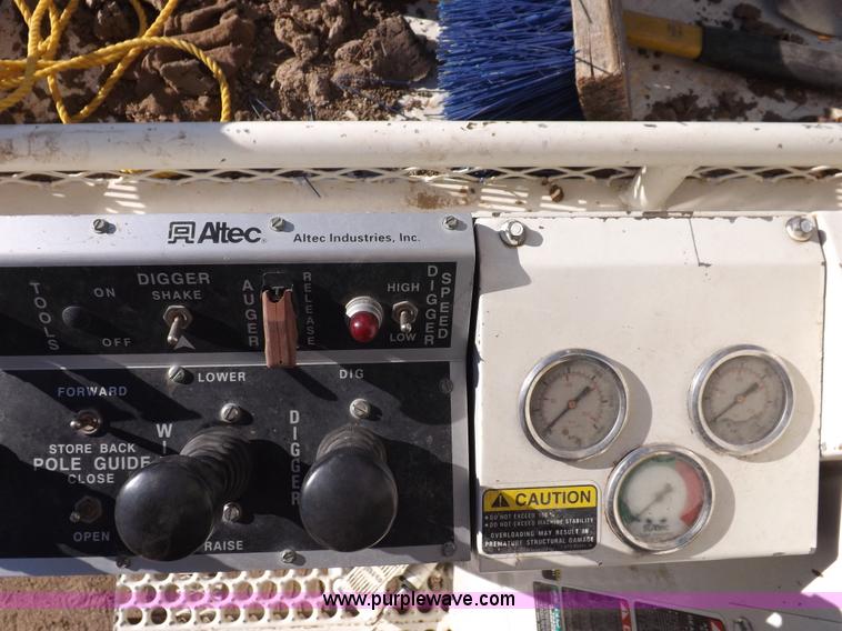 image for item F6491 1998 Ford F800 utility truck