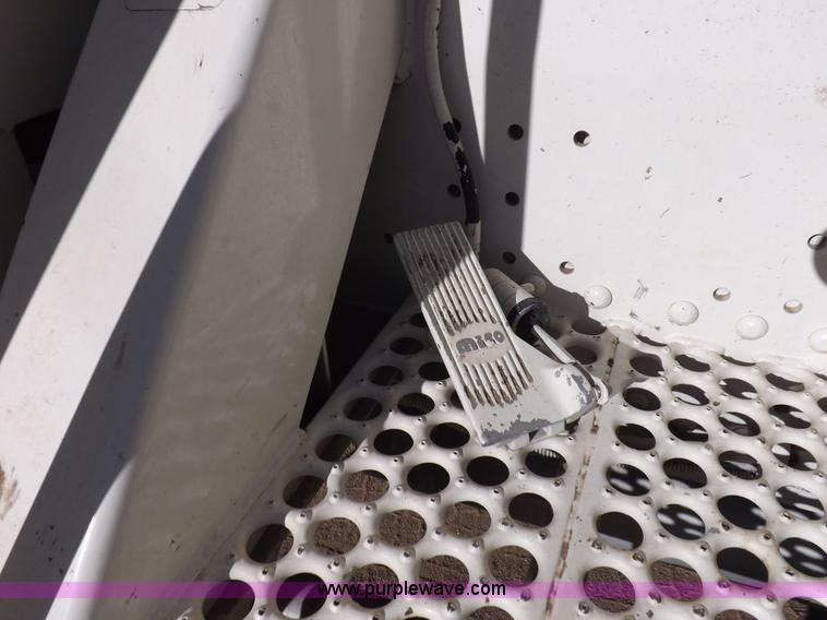 image for item F6491 1998 Ford F800 utility truck