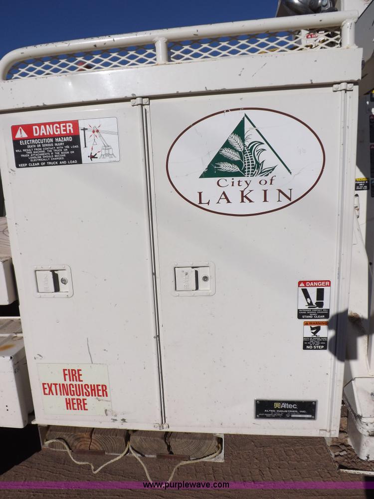 image for item F6491 1998 Ford F800 utility truck