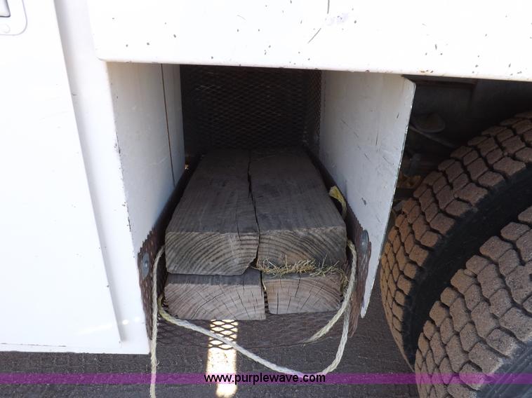 image for item F6491 1998 Ford F800 utility truck