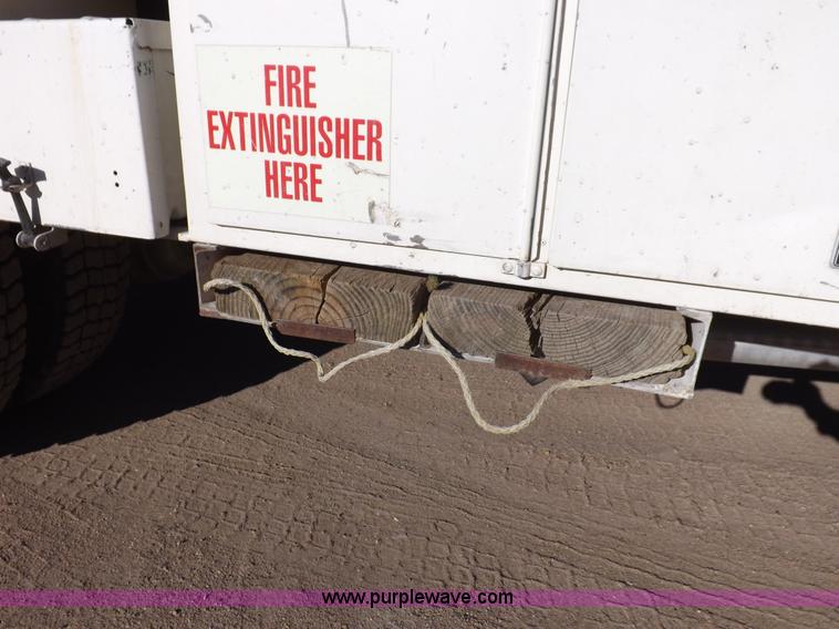 image for item F6491 1998 Ford F800 utility truck