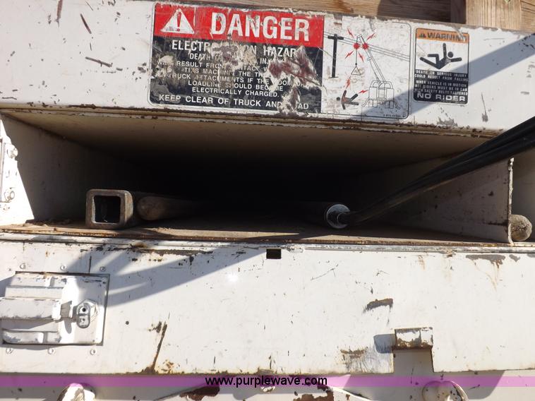 image for item F6491 1998 Ford F800 utility truck