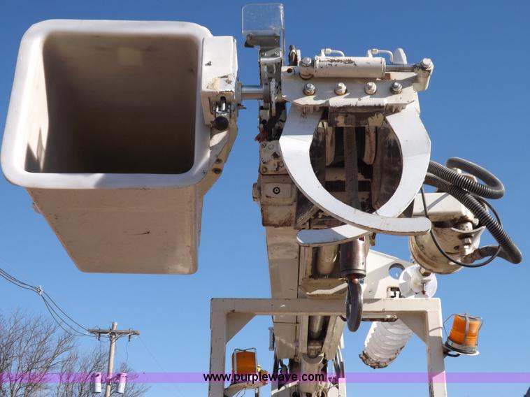 image for item F6491 1998 Ford F800 utility truck