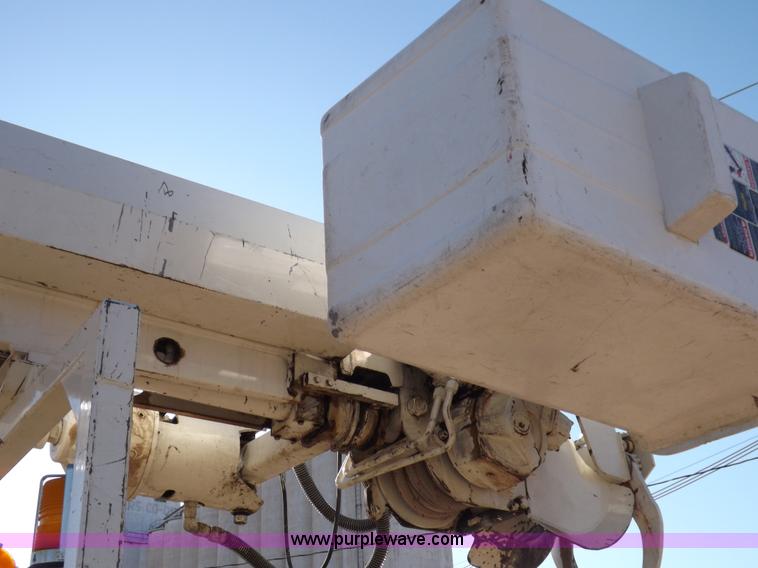 image for item F6491 1998 Ford F800 utility truck