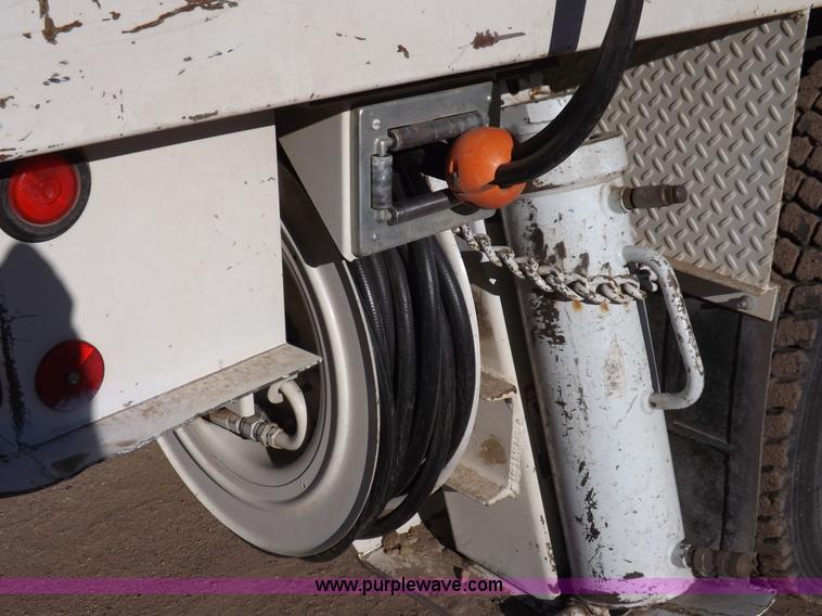 image for item F6491 1998 Ford F800 utility truck