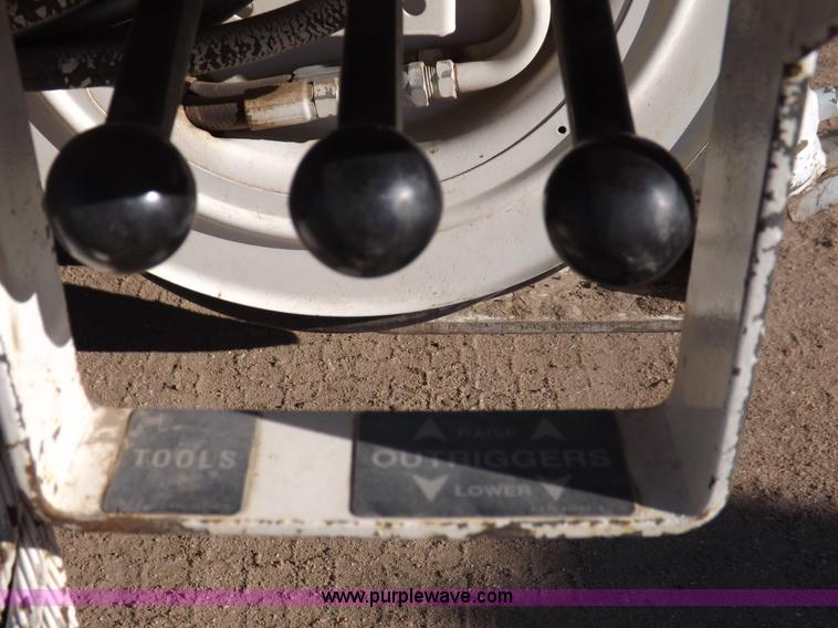 image for item F6491 1998 Ford F800 utility truck