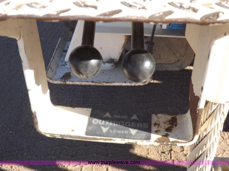 image for item F6491 1998 Ford F800 utility truck