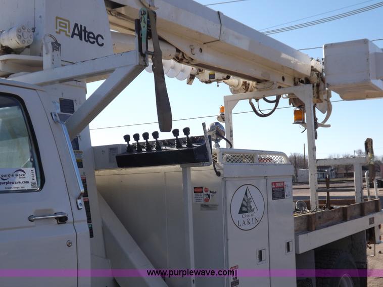 image for item F6491 1998 Ford F800 utility truck