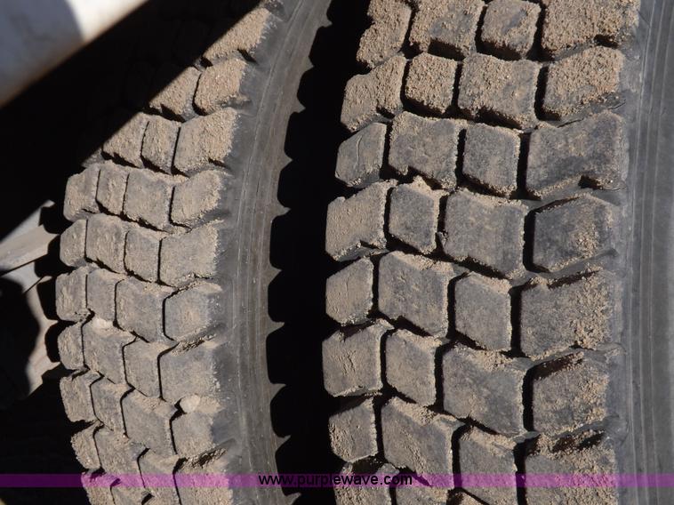 image for item F6491 1998 Ford F800 utility truck