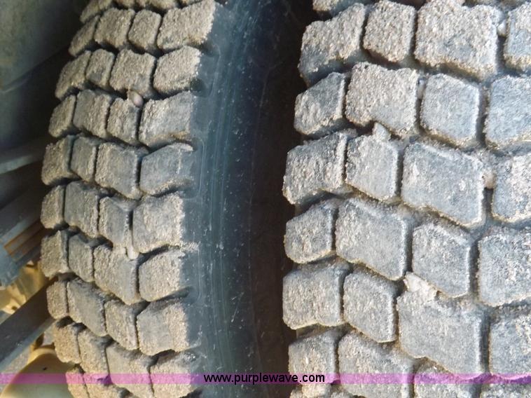 image for item F6491 1998 Ford F800 utility truck