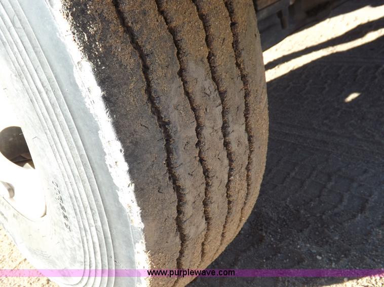 image for item F6491 1998 Ford F800 utility truck