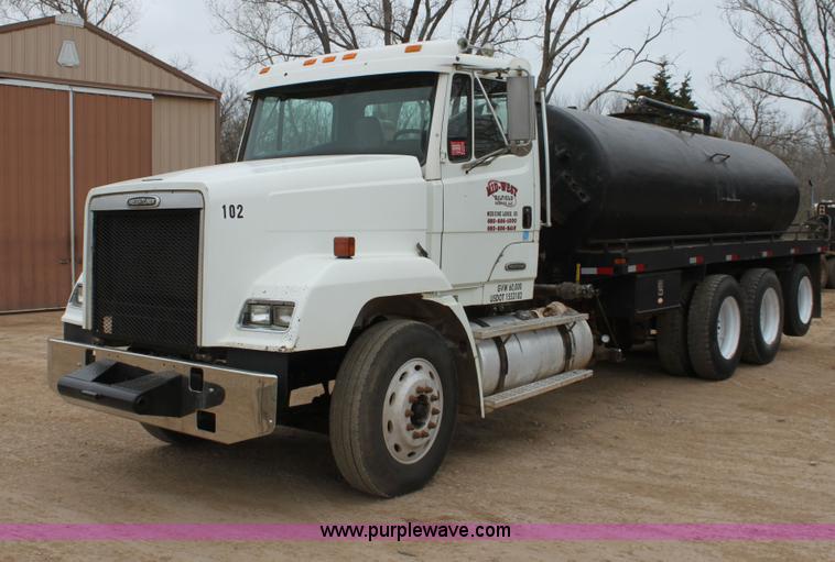 image for item F8639 2000 Freightliner semi truck