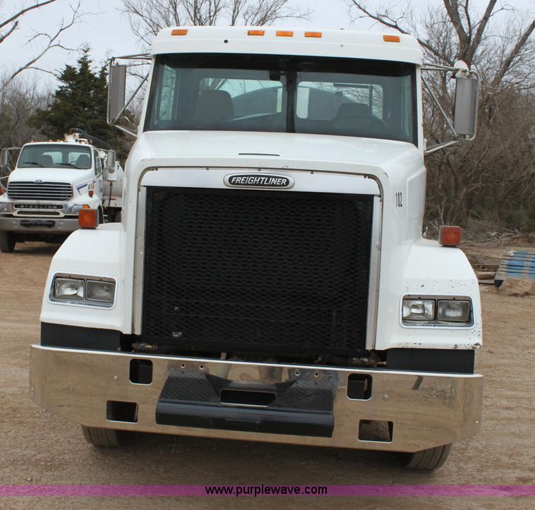 image for item F8639 2000 Freightliner semi truck