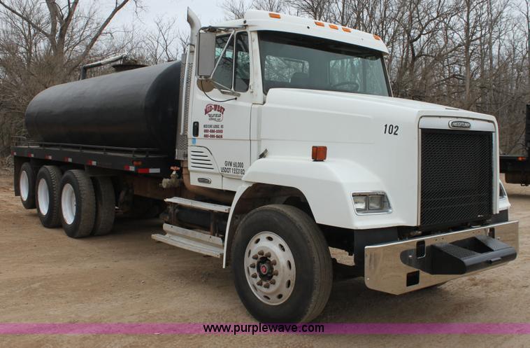 image for item F8639 2000 Freightliner semi truck