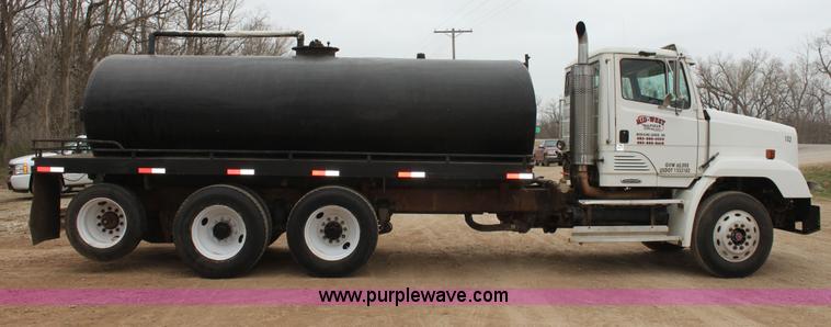 image for item F8639 2000 Freightliner semi truck