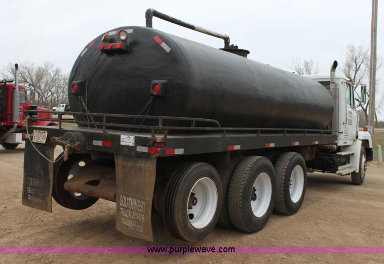 image for item F8639 2000 Freightliner semi truck