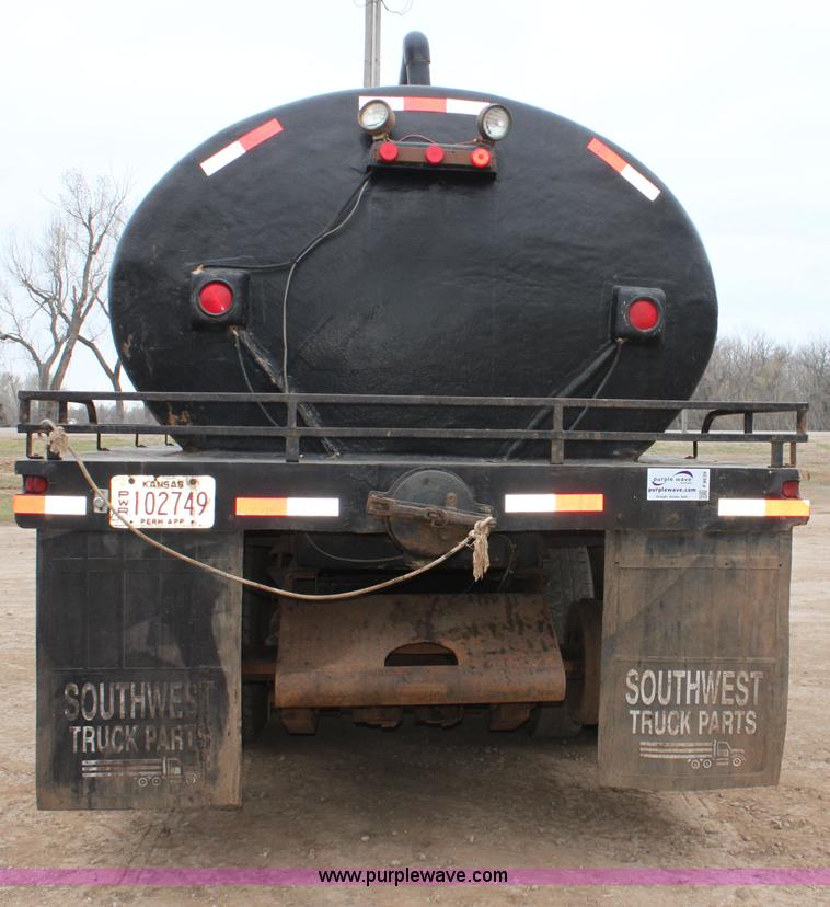 image for item F8639 2000 Freightliner semi truck