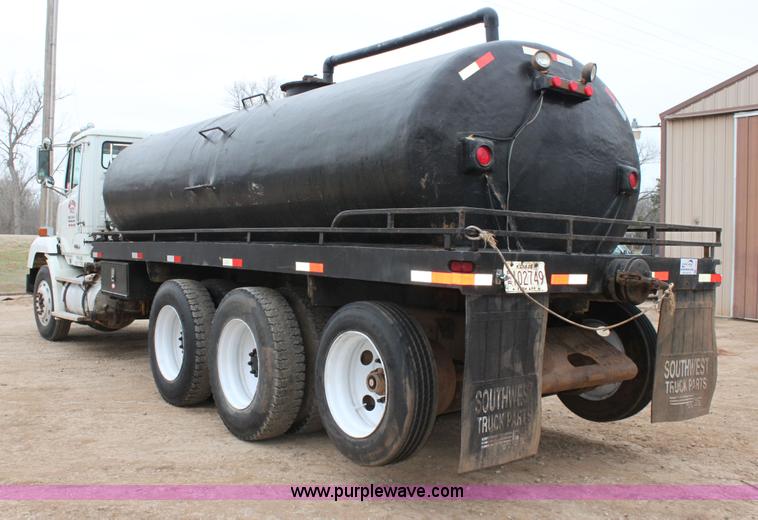 image for item F8639 2000 Freightliner semi truck