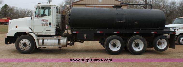 image for item F8639 2000 Freightliner semi truck